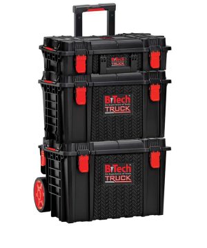 עמדת עבודה TRUCK 3 חלקים אטומת מים IP65 של B.Tech טרולי + ארגז כלים + אורגנייזר במבט תלת-רבעי — מגדל של 3 יחידות מחוברות אנכית: בראש אורגנייזר שחור עם חוצצים, באמצע קופסת IP65 אטומה למים ואבק, ולמטה עמדת הטרולי הבסיסית עם ידית תלסקופית שחורה, תפסי אדום, תווית BiTech TRUCK אדומה-לבנה וגלגלי נסיעה שחור-אדום. מק"ט 0501420 — תאימה ל-IP65 לעבודה בתנאי שטח קשים.