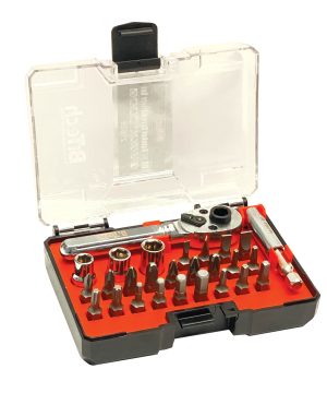 סט בוקסות וביטים DR 1/4" 27 חלקים של B.Tech Project 16 USA במבט תלת-רבעי — מזוודה שחורה-אדומה פלסטיק עם מכסה שקוף פתוח ותופס ירוק. מגש פנימי אדום חושף: מברגה רצ'ט כרום במרכז, 3 בוקסות כרום-פליז בקו אנכי בצד ימין, שורות של ביטים ברזל קטנים (PH, PZ, T, SL, H), ומאריך זנב HEX 1/4". מק"ט 0502408 — סט אוניברסלי ל-DR 1/4" לעבודות קלות.