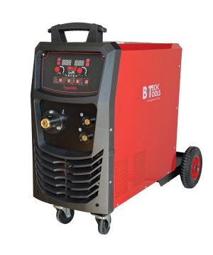 רתכת MIG/MAG Pulse Type 355 תלת-פאזית 350AH של B.Tech במבט תלת-רבעי — רתכת תעשייתית אדומה-שחורה עם ידית העברה שחורה עליונה, לוח בקרה מקצועי עם שני צגים דיגיטליים אדומים (MIG/Volts), שני בורגי כוונון אדומים וכתובת 'Type355 Wave System 5', פאנל עם אייקוני MIG/CO2/Pulse/4T ו-MIG Pulse, חיבורים בבסיס: מחבר MIG זהוב + חיבורי חשמל + שרוולי MMA. על עגלת נסיעה שחורה-אדומה עם גלגל גדול אחורי. מק"ט 0500355 — רתכת מקצועית לפלב"ם ואלומיניום.