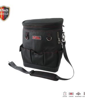 תיק גב + ארגונית כלים 19" SHIELD של B.Tech פנים-חוץ דגם No.31 5M.K במבט תלת-רבעי — תיק אנכי שחור בשתי קומות: קומה עליונה סגורה ברוכסן עם תפרי אדום ומגן עליון קשיח, קומה תחתונה פתוחה עם תפסי כלים ואזורי רשת. טבעות D כסופות בצד הקידמי ורצועת כתף שחורה עם מגן כתף מרופד. לוגו BiTech Tools אדום. מק"ט 0503863 — תיק פנים-חוץ לטכנאים שצריכים ארגון מהיר בשטח.