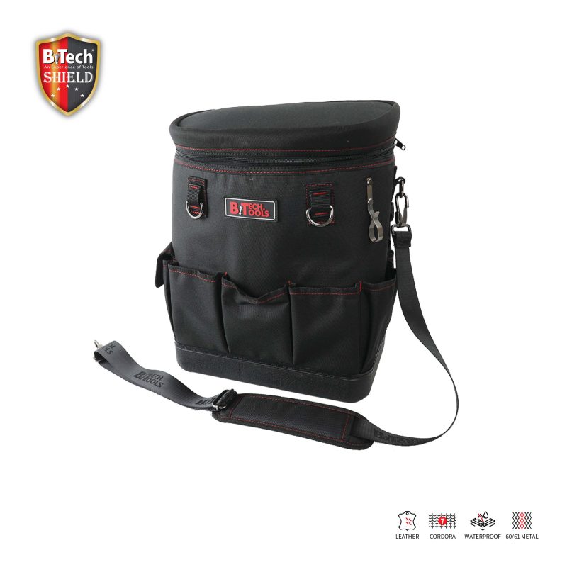 תיק גב + ארגונית כלים 19" SHIELD של B.Tech פנים-חוץ דגם No.31 5M.K במבט תלת-רבעי — תיק אנכי שחור בשתי קומות: קומה עליונה סגורה ברוכסן עם תפרי אדום ומגן עליון קשיח, קומה תחתונה פתוחה עם תפסי כלים ואזורי רשת. טבעות D כסופות בצד הקידמי ורצועת כתף שחורה עם מגן כתף מרופד. לוגו BiTech Tools אדום. מק"ט 0503863 — תיק פנים-חוץ לטכנאים שצריכים ארגון מהיר בשטח.