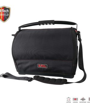 ארגונית כלי עבודה 22" SHIELD של B.Tech ידית רחבה מתקפלת דגם No.16 6M.K במבט תלת-רבעי — תיק עבודה שחור עם תפרי אדום ולוגו BiTech Tools אדום בולט, ידית אלומיניום שחורה רחבה וארגונומית בראש התיק המתקפלת ישר, רצועת כתף שחורה עם אבזם מתכתי ומגן כתף מרופד. איקונים של Leather/Cordura/Waterproof/60-61 Metal לתכונות עמידות. מק"ט 0503865 — תיק מקצועי לשיפוצניקים וחשמלאים נוסעים.
