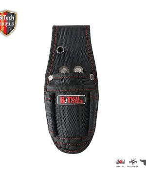 פאוץ' סכין חיתוך כלי SHIELD על חגורה 4 פונקציות של B.Tech במבט חזית — פאוץ' שחור אנכי צר עם תפרי אדום, לוגו BiTech Tools אדום במרכז וחור טבעת כסוף בחלק עליון לחבל ביטחון. 4 תאים פנימיים צרים לאחיזת סכין טרפז, משי חילוף, וסכיני כיס נוספים. מק"ט 0503870 — פאוץ' חגורה ייחודי לאחיזה בטוחה של כלי חיתוך ולשמירה על הלהבים מחוץ לעיניים פחי עבודה.