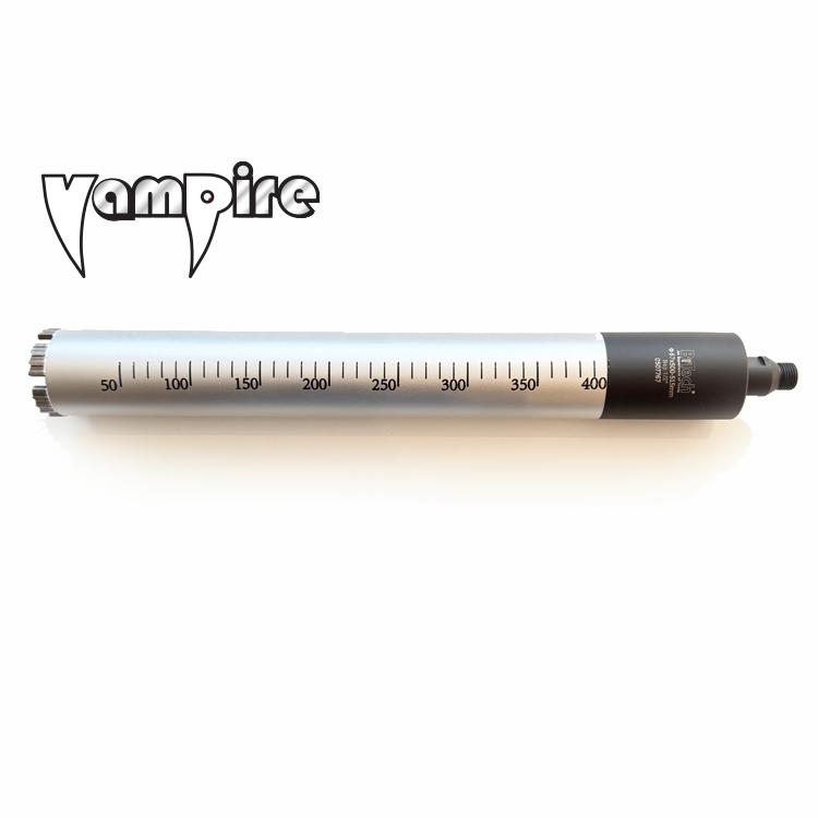מקדח כוס יהלום Vampire No1 Q67 של B.Tech במבט צד — גליל מקדח קידוח יבש בגוון אלומיניום כסוף עם סקלת עומק מודפסת 50-400 מ"מ, חוד קדמי עם סגמנטי יהלום כסופים למיני קובה, בסיס אחורי שחור עם הברגת 1/2 גז לחיבור למכונת קידוח יהלום. מתאים לקידוח בבטון, בטון מזוין, אבן וקרמיקה. מק"ט 0507767.