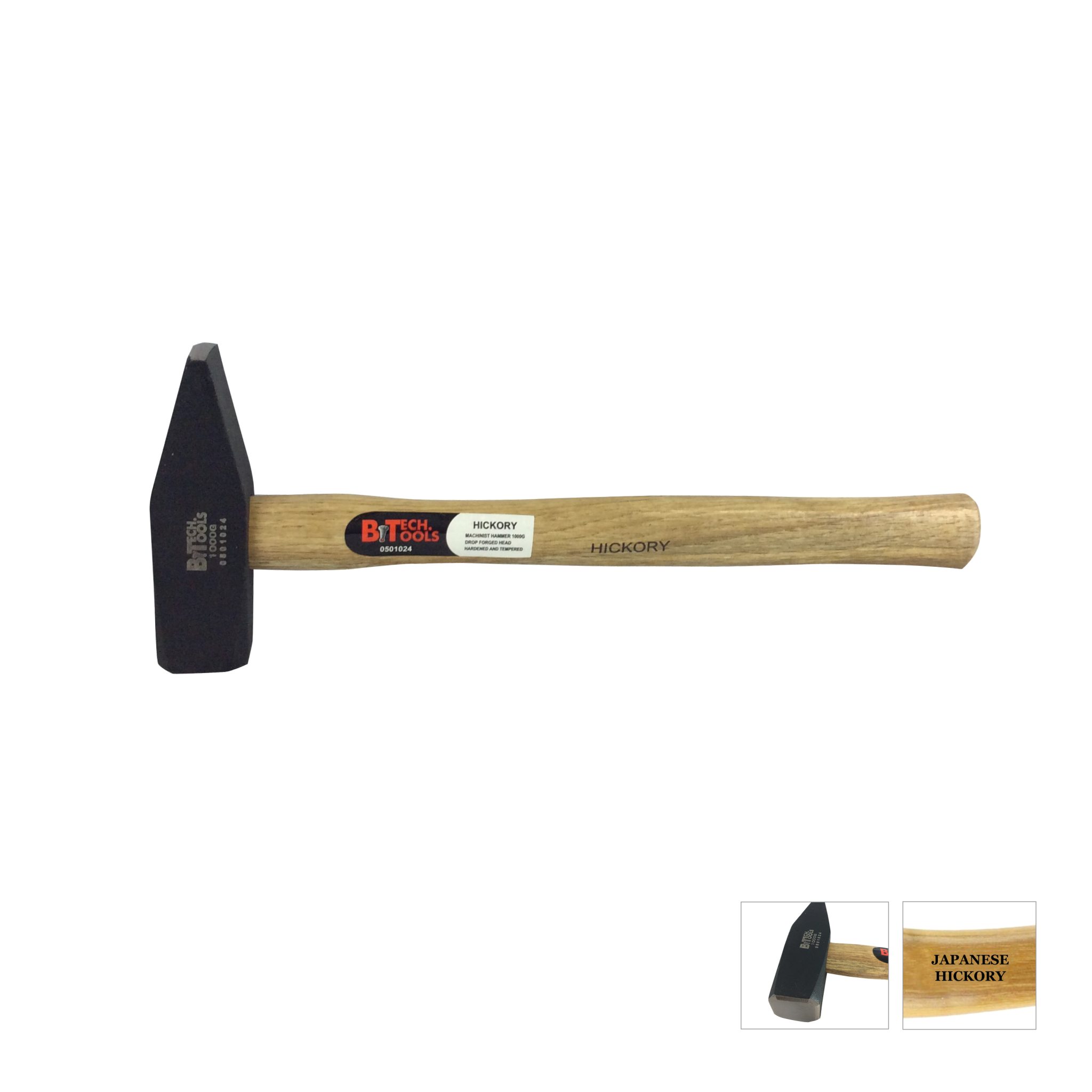 פטיש מכונאים HICKORY של B.Tech במשקל 1000g — ראש פלדה דרופ-פורג'ד שחור מורצה ומחוסם, ידית עץ HICKORY יפני טבעי ארוכה ומלוטשת עם תווית BTECH HICKORY-Machinist Hammer, חותמת על הראש 0501024 BTECH 1000g. תמונות צד מציגות את הראש מקרוב ואת מרקם העץ. מק"ט 0501024.