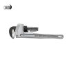מפתח צינורות King ALU 14" של B.Tech במבט צד — מפתח צינורות 14 אינץ' מאלומיניום קל משקל בצבע כסוף, ראש קדמי מסומן Heavy Duty AL עם לסת משוננת לתפיסת צינורות וכיוון ידני מסולסל שחור. ידית ארגונומית עם חור תלייה ומק"ט 0501814. תווית 'קל משקל King ALU' מודגשת. מתאים לאינסטלציה.
