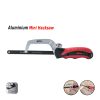 משור אינסטלציה 12" Aluminium Mini Hacksaw של B.Tech במבט תלת-רבעי — משור קשת מיני בגוף אלומיניום מלוסט כסוף בצורת Pi, ידית ארגונומית אדומה-שחורה דו-קומפוננטית, להב Bi-Metal שחור באורך 10"x1/2"x24T, בורג כיוונון מתח כרום בחלק העליון של הקשת. תמונות שימוש בפינה תחתונה מציגות חיתוך בעץ ובפלסטיק. איקון Suitable for Timber/Plastic/PVC. מק"ט 0503344 — משור אינסטלציה מקצועי.