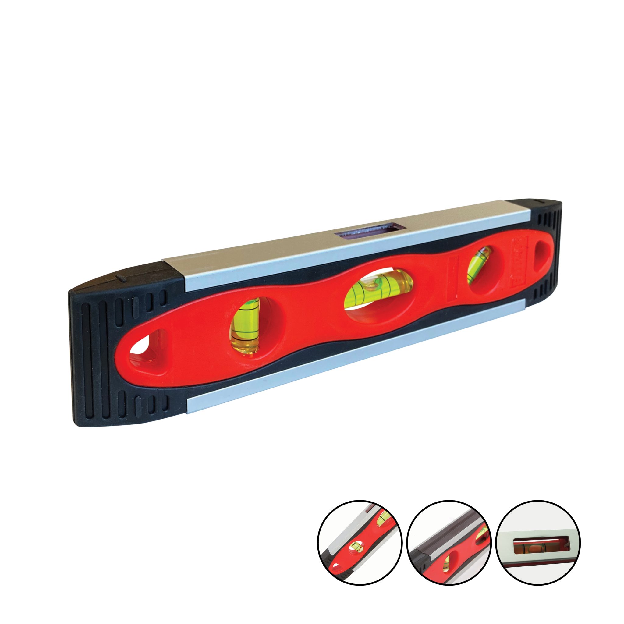 פלס טורפדו E-Groove מגנטי 23 ס"מ של B.Tech במבט תלת-רבעי — גוף אלומיניום שחור עם דופן אדום וקצוות מוגנים בגומי שחור, שלוש עדשות זכוכית בצד הגלוי (סובבת, אופקית, אנכית) וחריץ V-Groove עמוק בבסיס להצבה על צינורות עגולים. פסי אלומיניום חשופים בקצה העליון לסמן את מישור העבודה. גרסה מגנטית לצנרת ופלדה. מק"ט 0503356.