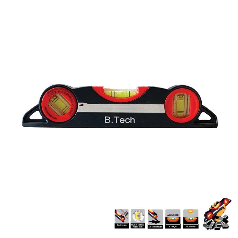 פלס טורפדו מגנטי יצוק סדרה 60-61 של B.Tech 23 ס"מ במבט חזית — גוף אלומיניום יצוק שחור עם פס כסוף מרכזי, שלוש עדשות זכוכית: עדשה סובבת שמאלית עם סקלת מעלות 0-90°, עדשה אופקית מרכזית במסגרת אדומה, ועדשה אנכית ימנית. שני חורי תלייה בקצוות. גרסה מגנטית עם מגנטים בתוך הגוף לאחיזה על פלדה. מק"ט 0507070.