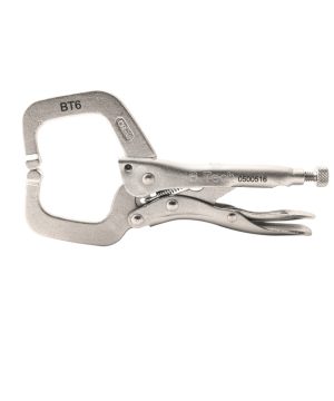 פלייר נעילה C-Clamp BT6 של B.Tech במבט צד — פלייר תפיסת C קלאסי עם פתח C עגול גדול, גוף פלדה כסוף עם סימוני BT6 ומק"ט 0500516 ולוגו B.Tech, בורג כיוון אחורי עם כפתור מסולסל וידית שחרור מהיר. מקצועי לתפיסת חלקי מסגרות בעת ריתוך וקיבוע. מק"ט 0500516.