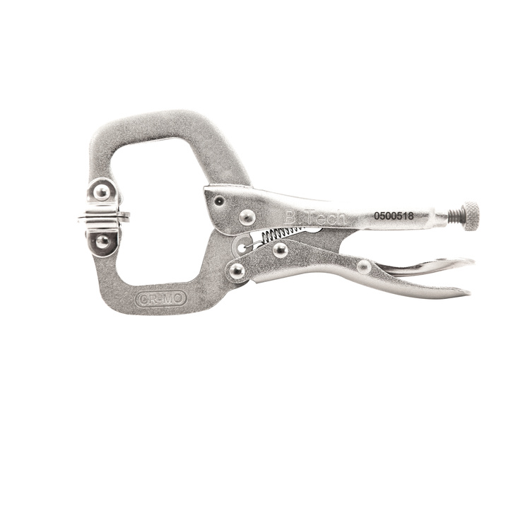 פלייר נעילה C-Clamp CR-MO של B.Tech במבט צד — פלייר תפיסת C עם פתח C משושה, גוף פלדה כסוף מסומן CR-MO ומק"ט 0500518 ולוגו B.Tech, בורג כיוון אחורי עם כפתור מסולסל וידית שחרור מהיר. עשוי כרום-מוליבדן לעמידות מקסימלית. מקצועי לקיבוע פלדה לריתוך. מק"ט 0500518.