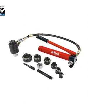 סט אגרוף הידראולי של B.Tech לחורי מתכת 100KN — קופסה שחורה ובה: שאיבה הידראולית אדומה עם ידית מתכת ארוכה, ראש פיתוח מתכת עם הברגה, וצינור לחץ גבוה ארוך מקופל. בחזית הקופסה: 4 מטריצות פיתוח שחורות גליליות בגדלים שונים, וגרגרי הסיב מתכתיים שחורים. מתאים לחורי קופסאות חשמל ולוחות. מק"ט 0501232.