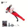 כופף צינורות מתכת של B.Tech 1/4"-7/8" — גוף אדום-מסיבי עם זרוע מתכת מאורכת ובסיס שחור מסביב, מנגנון רצ'ט עליון, וכפתור אדום בצד תחתי לשחרור. תמונה תחתונה מציגה את האריזה השחורה והאביזרים: ארבעה ראשי כיפוף שחורים, רגלי תפיסה, וצינורות לדוגמה. סמל AL בפינה. מק"ט 0501234.