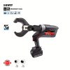 חותך כבלים נטען 18V ליתיום 5AH של B.Tech במבט תלת-רבעי — כלי נטען בגוף שחור-אדום עם מנוע Brushless BL, ראש חיתוך דמוי לסתות תנין בגוון כרום/אלומיניום עם להבים עבים חותכים כבלי נחושת/אלומיניום עד 65/85 מ"מ² (60kN כוח הידראולי), סוללת 18V 5.0Ah ליתיום-יון נשלפת בבסיס הידית. מק"ט 0501294. לחשמלאי תעשייתי לחיתוך חוטי מתח גבוה.