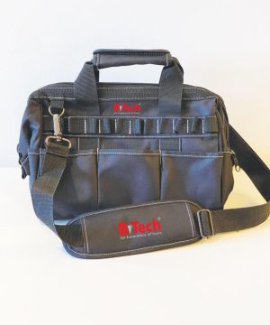 ארגונית כלים 12" של B.Tech במבט חזית — תיק עבודה שחור מבד בליסטי חזק עם ידיות אחיזה כפולות עליונות, 16 תאים חיצוניים ולולאות לכלים יד לאורך הדופן הקדמית, מושבית צד עם רוכסן, רצועת כתף מתכווננת ומגן כתף שחור מרופד ממותג B.Tech. מיועדת לחשמלאים, טכנאים ואנשי אחזקה הנושאים כלים בין אתרים. מק"ט 0503849.