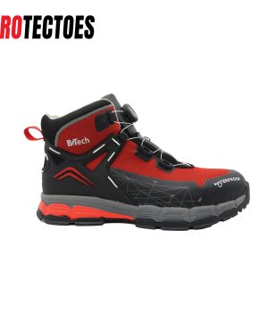 נעלי עבודה PROTECTOES של B.Tech בתקן S3 מקצועיות במבט צד — נעל גובה בינוני בצבע שחור-אדום עם לוגו BiTech לבן על לשונית ההיקף, מערכת שרוכים דמויי Boa עם גלגלת אדומה לשרוך-אוטו ללא קשירה, חוטמיית פלדה פנימית מוגנת בכיפת גומי 'Waterproof' שחורה, סוליה חיצונית שחור-אדום-אפור עם ידיית רגילה אנטי-גליקה וכותב הגנה דמוי מתח אדום. מק