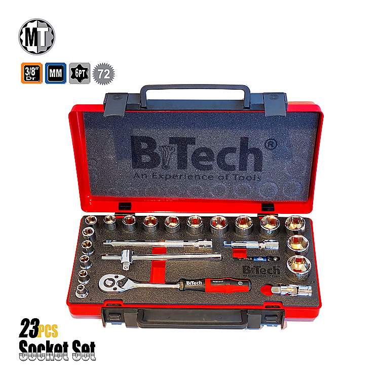 סט בוקסות 23 חלקים DR 3/8" של B.Tech סדרת MT Newton במבט חזית — מזוודת פלסטיק אדומה-שחורה עם מכסה פתוח וקצף שחור מודפס בלוגו B.Tech, 16 בוקסות 6PT כרום בשורה עליונה, ידית מחדשה אדומה-שחורה ו-T-Bar ארוכה. סימונים 3/8"Dr, MM, 6PT ו-72 (72 שיני רצ'ט). מק"ט 0505524 — סט בינוני של פרויקט ניוטן לעבודות רכב ותחזוקה ביתית.