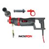 מקדחת יהלום מיקרוטון MICROTON 0509942 של B.Tech במבט תלת-ממדי — מקדחת יהלום ידנית כבדת-ייצור בגוף שחור-אפור עם הדגשי אדום, אקדח אחיזה ארגונומי עם הדק וידית צד מתכווננת לתפיסה דו-ידית, חיבור הברגה 1/2"G BSP בקצה הקדמי, מערכת קירור מים פנימית עם ברז סגירה לעבודה רטובה ויבשה כאחת, וכבל זינה אדום. מתאימה לקידוח יהלום בבטון, אבן וקרמיקה גם רטוב וגם יבש. מק"ט 0509942.