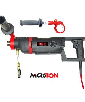 מקדחת יהלום מיקרוטון MICROTON 0509942 של B.Tech במבט תלת-ממדי — מקדחת יהלום ידנית כבדת-ייצור בגוף שחור-אפור עם הדגשי אדום, אקדח אחיזה ארגונומי עם הדק וידית צד מתכווננת לתפיסה דו-ידית, חיבור הברגה 1/2"G BSP בקצה הקדמי, מערכת קירור מים פנימית עם ברז סגירה לעבודה רטובה ויבשה כאחת, וכבל זינה אדום. מתאימה לקידוח יהלום בבטון, אבן וקרמיקה גם רטוב וגם יבש. מק"ט 0509942.