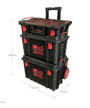 מערכת כלים ניידת TRUCK 3 חלקים של B.Tech במבט צד עם מידות — מגדל של שלוש יחידות שחורות מחוברות אנכית: ארגז עליון פתוח עם תאי-אורגנייזר אדומים מובלטים, ארגז ביניים בינוני וארגז תחתון גדול על גלגלים אדומים. כל יחידה עם סוגרי-לחיצה אדומים ולוגו B.Tech TRUCK בלבן-אדום. ידית טלסקופית עליונה לגרירה. מידות הגוף: גובה 840 מ"מ, רוחב 550 מ"מ, עומק 440 מ"מ. וריאנט 3 חלקים מתוך משפחת TRUCK המודולרית. מק"ט 0501447.