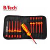 סט מברגים VDE בנרתיק 13 חלקים + טסטר של B.Tech Project 16 USA — נרתיק בד שחור פתוח עם עשרה מברגי להב מבודדים אדומים-צהובים, בודק מתח, וידית מברג SB-1 אדומה-צהובה במרכז. מבודד עד 1000V לחשמלאים מוסמכים. מק"ט 0502414.