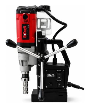 מקדחת מגנטית תעשייתית 1500W עד 32 מ"מ Weldon של B.Tech במבט חזית — מנוע אדום-שחור עוצמתי 1500W עם ידיות הזנה כוכב מכרום, מיכל קירור שקוף עם צינור גמיש שחור, בסיס מגנטי שחור רחב עם מתגי MOTOR ו-MAGNET נפרדים, ותפס Weldon עם מקדח כוס חלול. לקידוח מדויק בפלדה עד קוטר 32 מ"מ במסגריות ובאתרי בנייה. מק"ט 0508967.