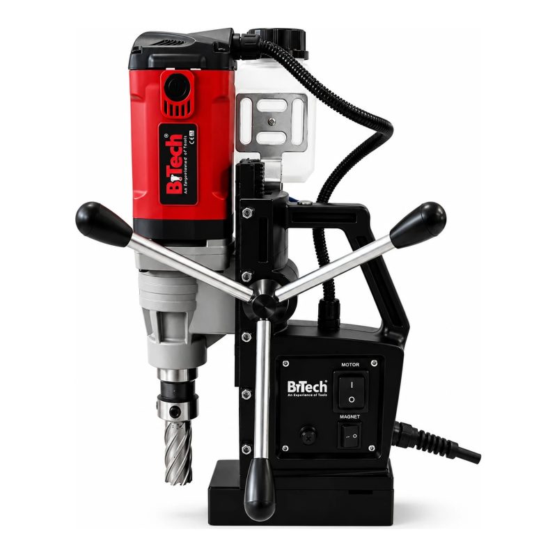 מקדחת מגנטית תעשייתית 1500W עד 32 מ"מ Weldon של B.Tech במבט חזית — מנוע אדום-שחור עוצמתי 1500W עם ידיות הזנה כוכב מכרום, מיכל קירור שקוף עם צינור גמיש שחור, בסיס מגנטי שחור רחב עם מתגי MOTOR ו-MAGNET נפרדים, ותפס Weldon עם מקדח כוס חלול. לקידוח מדויק בפלדה עד קוטר 32 מ"מ במסגריות ובאתרי בנייה. מק"ט 0508967.