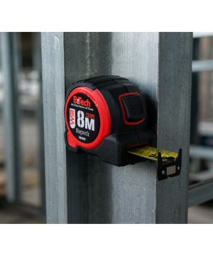 מטר 8 מטר B.Tech על שולחן עבודה עם תוכניות ועיפרון