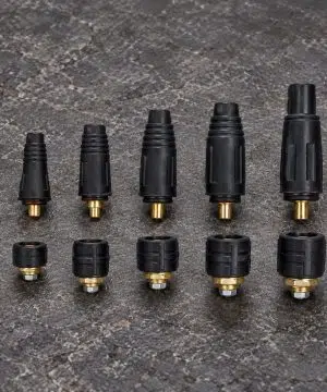 סט קוטביות ריתוך QC-01 לכבלים 10-25 ממ״ר של B.Tech על משטח עבודה