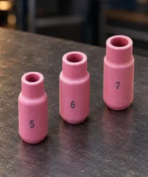 כוסיות קרמיקה ל-TIG מס׳ 5, 6, 7 של B.Tech על משטח עבודה