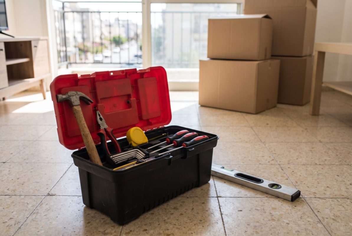 ארגז כלים מאובזר פתוח עם פטיש פלייר מטר ומברגים בדירה